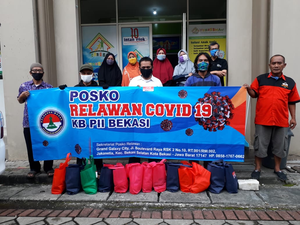 Relawan Covid 19 KB PII Bekasi Beri Bantuan Sembako untuk Guru Ngaji dan Honorer